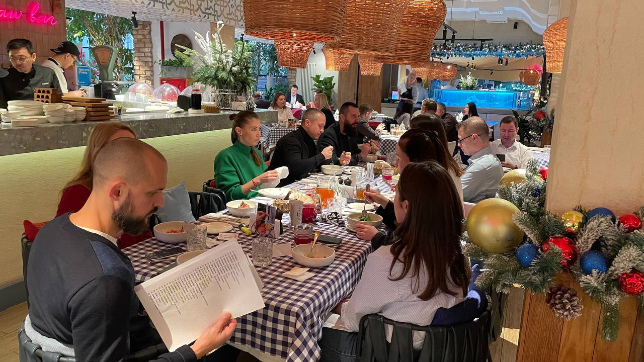 Не только работа: команда «Альфамонолит» укрепила дух за обедом в ресторане «Клёво»